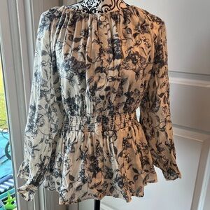 Cato blouse with gray flowers. 18/20